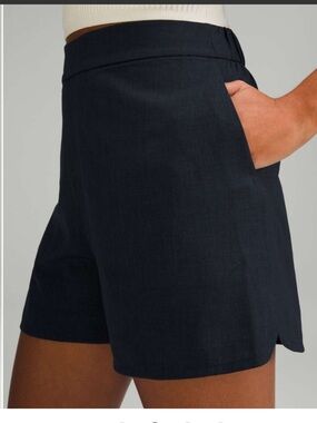 Lululemon Flat-Front Relaxed Short 4"
True Navy size 8
